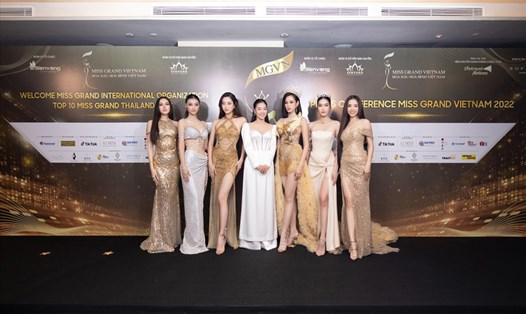 Bà Phạm Kim Dung (áo dài trắng) - CEO công ty Sen Vàng khẳng định cuộc thi Hoa hậu Hòa bình Việt Nam mà đơn vị bà thực hiện có đầy đủ pháp lý. Ảnh: SV.