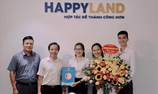 Công ty Cổ phần Đầu tư Bất động sản HappyLand nhận quyết định thành lập Công đoàn cơ sở. Ảnh: CĐQ