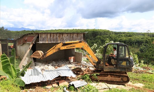 Đoàn cưỡng chế phá dỡ 1 căn nhà xây dựng trái phép trên đất rừng. Ảnh: LP