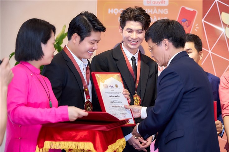 Nguyễn Văn Chung dành 8 năm sáng tác và 2 năm hoàn thiện 300 bài thiếu nhi Nguyễn Văn Chung dành 8 năm sáng tác và 2 năm hoàn thiện 300 bài thiếu nhi