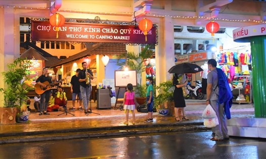 Biểu diễn âm nhạc tại phố đi bộ tại quận Ninh Kiều (TP.Cần Thơ) ra mắt vào ngày 30.4.2022. Ảnh: Th.N