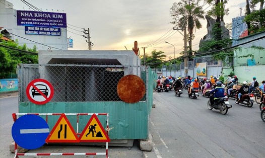 Dự án chống ngập đường Võ Văn Ngân thi công gần 2 năm chưa xong.  Ảnh: Minh Quân
