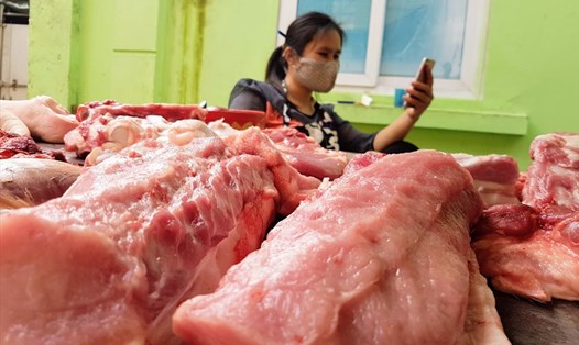Nếu không được giết mổ và bảo quản đúng cách, mức độ ô nhiễm trong thịt lợn khá lớn. Ảnh: Vũ Long