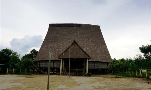 Ngôi nhà rông có nhiều cột nhà, xà nhà được làm bằng gỗ trắc ở làng Kon Sơ Lăh. Ảnh T.T