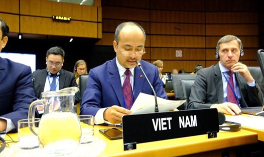 Đại sứ Nguyễn Trung Kiên phát biểu tại cuộc họp. Ảnh: BNG
