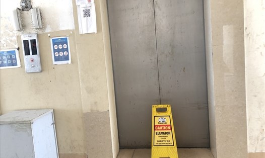 Chỉ 1 trong 2 chiếc thang máy có thể sử dụng được, công nhân là cư dân trong tòa nhà CT1A đã quá ngán ngẩm trước tình trạng phải chen chúc mỗi giờ tan tầm. Ảnh: Bảo Hân.