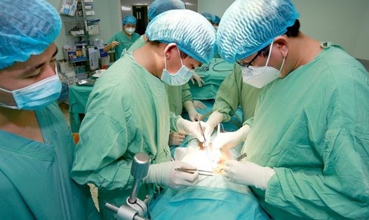 Các y bác sĩ của Bệnh viện TW Huế vừa ghép thận thành công cho 2 bệnh nhân từ tạng của người hiến tặng đã chết não. Ảnh: Bệnh viện TW Huế cung cấp