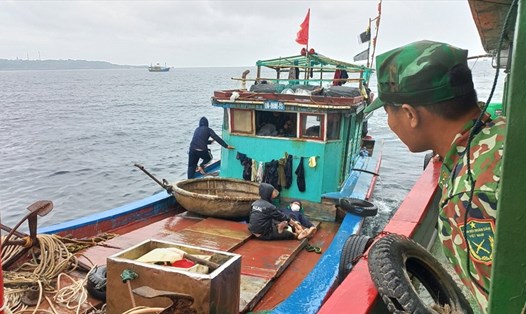 Tàu của Đồn Biên phòng Bạch Long Vỹ (Hải Phòng) tiếp cận tàu có ngư dân bị cá mập tấn công ngày 7.6. Ảnh: Sơn Hà