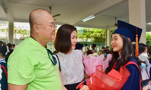 Học sinh lớp 9 Trường THCS Nguyễn Du (quận 1, TPHCM) dành lời tri ân tới cha mẹ, thầy cô trong lễ ra trường. Ảnh: Huyên Nguyễn