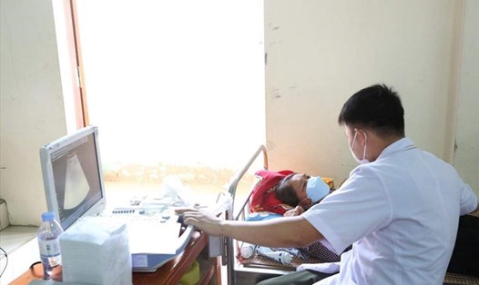 Người dân được khám bệnh, tư vấn kiến thức tự bảo vệ sức khỏe. Ảnh: CĐ CA tỉnh Nghệ An