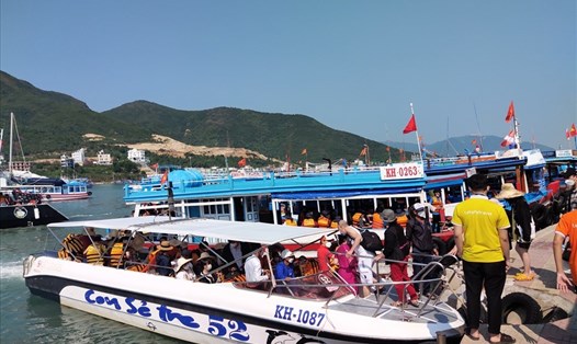 Khánh Hòa thí điểm tàu du lịch lưu trú qua đêm trên vịnh Nha Trang