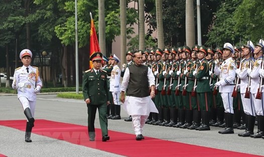 Bộ trưởng Quốc phòng Phan Văn Giang và Bộ trưởng Quốc phòng Ấn Độ Rajnath Singh duyệt đội danh dự Quân đội Nhân dân Việt Nam. Ảnh: TTXVN