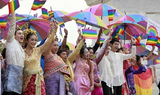 Các nhà vận động kêu gọi nâng cao nhận thức về quyền LGBTQI + và hôn nhân đồng giới ở Thái Lan. Ảnh: Apichart Jinakul