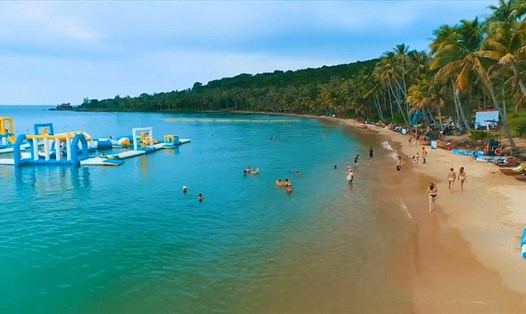TP Phú Quốc phát huy lợi thế du lịch, thu hút đông du khách trong và ngoài nước đến tham quan, nghỉ dưỡng. Ảnh: PV