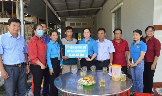 Chủ tịch LĐLĐ tỉnh Trà Vinh Thạch Thị Thu Hà trao tượng trưng hỗ trợ "Mái ấm Công đoàn" cho đoàn viên. Ảnh: Trí Dũng