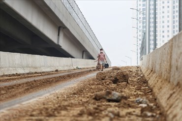 Đường dẫn lên cầu cạn Mai Dịch - Nam Thăng Long ngập đất, đá. Ảnh: Tô Thế