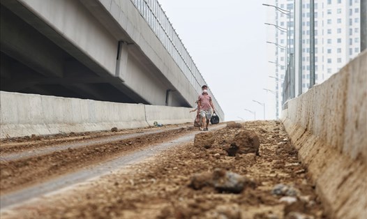 Đường dẫn lên cầu cạn Mai Dịch - Nam Thăng Long ngập đất, đá. Ảnh: Tô Thế
