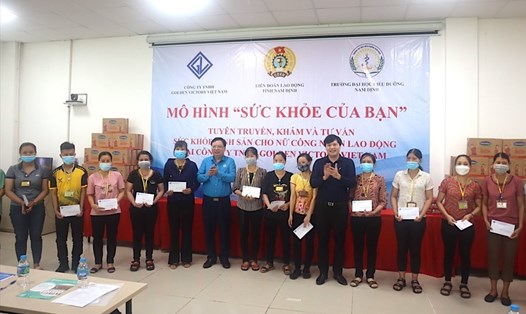 Lãnh đạo LĐLĐ tỉnh Nam Định tặng quà đoàn viên, người lao động. Ảnh: CĐNĐ