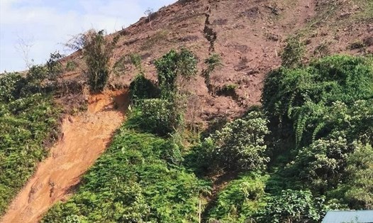 Xuất hiện vết nứt lớn kéo dài trên núi tại Quốc lộ 2 đoạn qua thôn 61, xã Yên Phú (Hàm Yên) tiềm ẩn nguy cơ sạt lở.