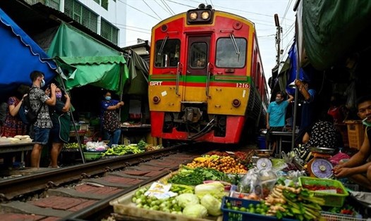 Hai bên toa tàu chỉ cách vài cm là chạm vào rau diếp, hành, gừng, ớt, cà chua và cà rốt đang được đặt ngay cạnh đường ray. Ảnh: AFP