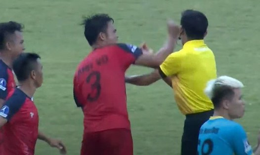 Cầu thủ Ngô Anh Vũ của Bình Thuận có hành vi đánh trọng tài Trần Ngọc Nhớ. Ảnh chụp màn hình