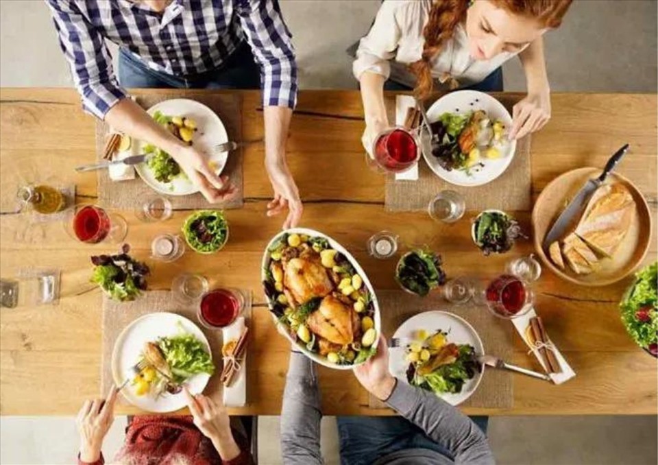 Một bữa tối chất lượng sẽ giúp thắt chặt tình cảm gia đình. Ảnh: Parenting Firstcry