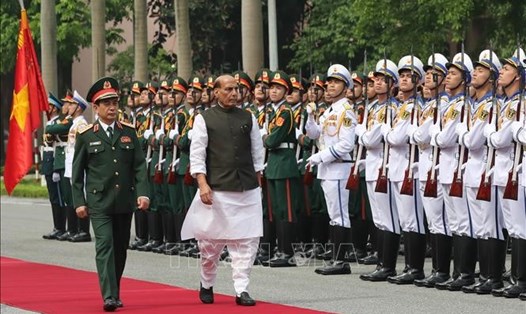 Bộ trưởng Quốc phòng Phan Văn Giang và Bộ trưởng Quốc phòng Ấn Độ Rajnath Singh duyệt đội Danh dự Quân đội Nhân dân Việt Nam. Ảnh: TTXVN
