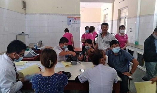 LĐLĐ huyện Sông Hinh, tỉnh Phú Yên phối hợp với Trung tâm Y tế huyện tổ chức khám và tư vấn sức khỏe miễn phí cho 86 đoàn viên và người lao động. Ảnh: Nguyễn Hùng Quang