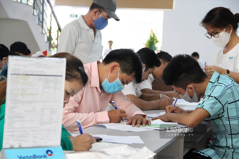 Người lao động đi thực hiện hồ sơ về bảo hiểm xã hội tại Trung tâm Dịch vụ Việc làm Bình Dương. Ảnh: Đ.T