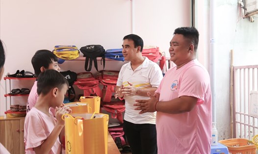 Quyền Linh trong buổi ghé thăm và trao quà cho lớp học của “chàng béo” Quang Khải. Ảnh: CTCC.