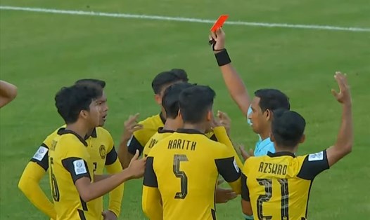 Trọng tài rút thẻ đỏ cho cầu thủ U23 Malaysia. Ảnh: CMH