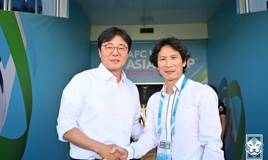 Ông Gong Oh-kyun (phải) cùng huấn luyện viên Hwang Seon-hong của U23 Hàn Quốc. Ảnh: KFA