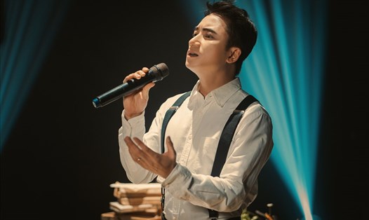 Phan Mạnh Quỳnh hát ca khúc "Tình nhớ" của Phạm Công Sơn. Ảnh: NSX.