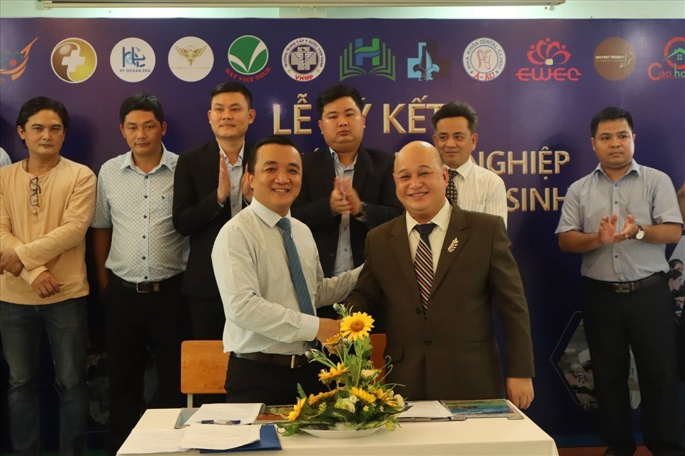 Trường Vạn Hạnh ký kết với đối tác để đảm bảo việc làm cho học viên. Trường Vạn Hạnh ký kết với đối tác để đảm bảo việc làm cho học viên.