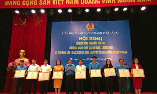 Phó Chủ tịch Thường trực Tổng Liên đoàn Lao động Việt Nam Trần Thanh Hải trao Bằng khen của Liên đoàn Lao động Thành phố Hà Nội cho 10 tập thể xuất sắc trong thực hiện Chương trình 1 triệu sáng kiến. Ảnh: Kiều Vũ