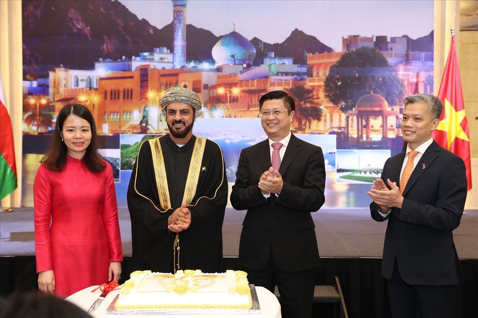 Đại sứ Oman và Lãnh đạo Đảng, Bộ Ngoại giao Việt Nam tại lễ kỷ niệm 30 năm thiết lập Quan hệ ngoại giao Việt Nam-Oman. Ảnh: BTC Đại sứ Oman và Lãnh đạo Đảng, Bộ Ngoại giao Việt Nam tại lễ kỷ niệm 30 năm thiết lập Quan hệ ngoại giao Việt Nam-Oman. Ảnh: BTC