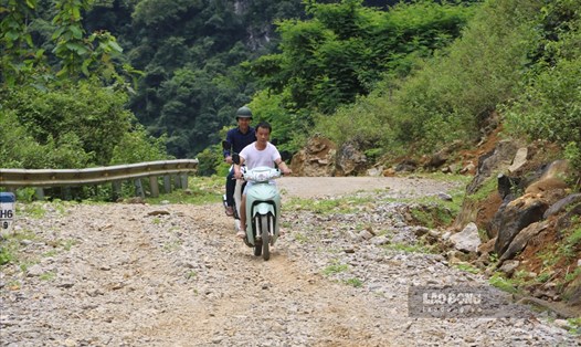 Người dân ở xã vùng cao huyện Phù Yên, tỉnh Sơn La khổ vì đường dân sinh xuống cấp. Ảnh: Khánh Linh