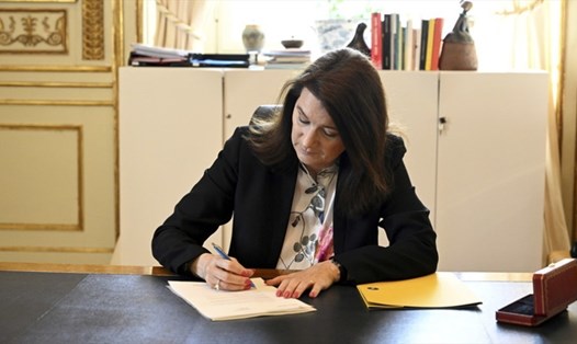 Bộ trưởng Ngoại giao Thụy Điển Ann Linde ký đơn xin gia nhập NATO ngày 17.5.2022. Ảnh: Global Look Press