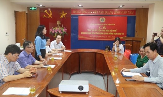 Buổi trao “Sổ tiết kiệm Công đoàn Việt Nam” cho gia đình đoàn viên có hoàn cảnh đặc biệt khó khăn.