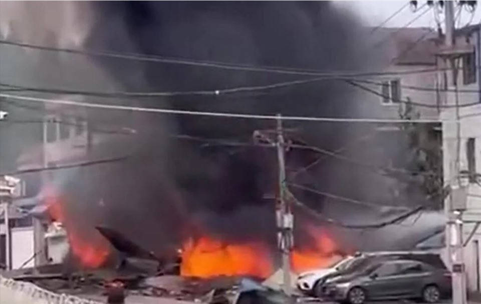 Chinese military plane crashes into people's houses, bursting into flames