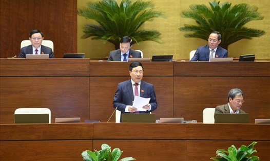 Phó Thủ tướng Thường trực Chính phủ Phạm Bình Minh phát biểu tại hội trường. Ảnh: QH
