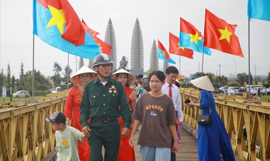 Người dân đến dự lễ thượng cờ thống nhất non sông vào dịp 30.4-1.5 tại tỉnh Quảng Trị. Ảnh: Hưng Thơ.