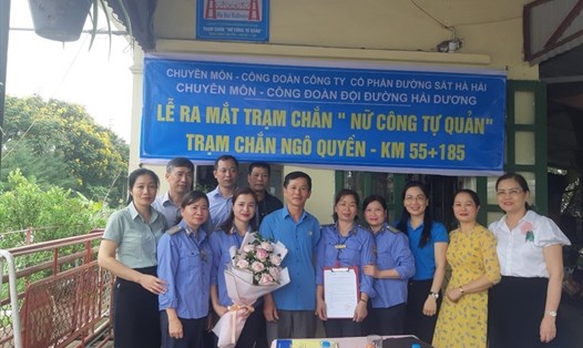 Lãnh đạo Công đoàn Đường sắt Việt Nam và Công ty Cổ phần Đường sắt Hà Hải chúc mừng  các nữ công nhân lao động tại chắn Nữ công tự quản. Ảnh: CĐN