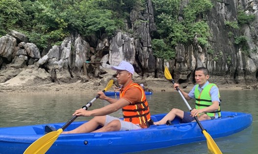 Trải nghiệm chèo thuyền Kayak khám phá hang Luồn.