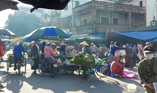Người dân lấn chiếm lòng đường họp chợ giữa trung tâm thành phố Vinh. Ảnh: Trần Tuyên