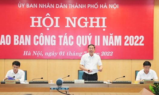 Phó Chủ tịch Thường trực phụ trách điều hành UBND thành phố Hà Nội Lê Hồng Sơn chủ trì hội nghị giao ban. Ảnh: Tiến Thành