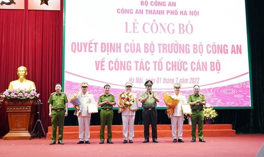Trung tướng Nguyễn Hải Trung (thứ 5 từ trái qua) trao quyết định bổ nhiệm với 3 tân Phó Giám đốc Công an Hà Nội (thứ 2, 4, 6 từ trái qua). Ảnh: Công an Hà Nội