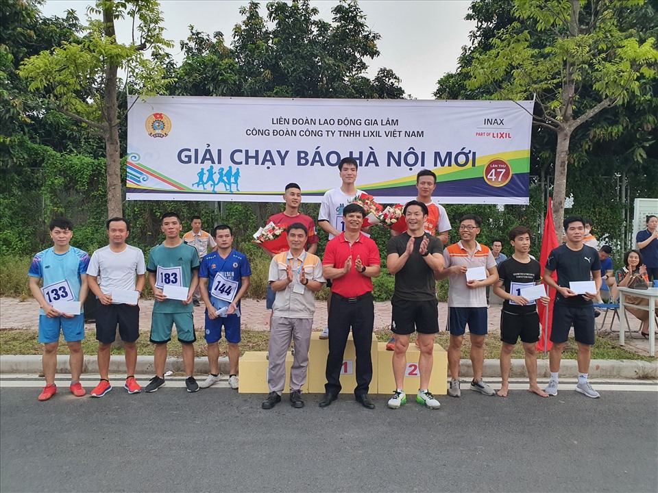Chủ tịch Liên đoàn Lao động huyện Gia Lâm Nguyễn Đức Thể (thứ 5 từ phải sang) động viên người lao động tham gia hưởng ứng Giải chạy. Ảnh: CĐH