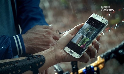 Một quảng cáo về tính năng chống nước của điện thoại Samsung Galaxy. Ảnh chụp màn hình