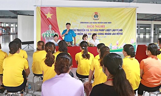 Cán bộ công đoàn tỉnh Nam Định tuyên truyền pháp luật đến đoàn viên, người lao động. Ảnh: CĐNĐ